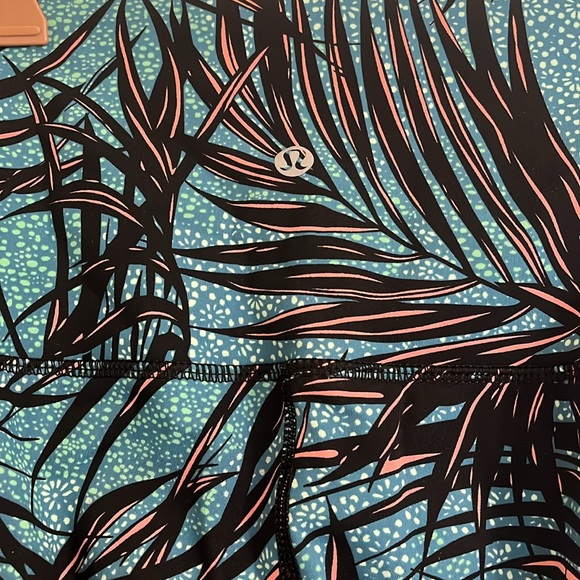 Lululemon, wunder under high rise, Palm Lace Tofino Teal Multi, size 2 - Picture 3 of 6